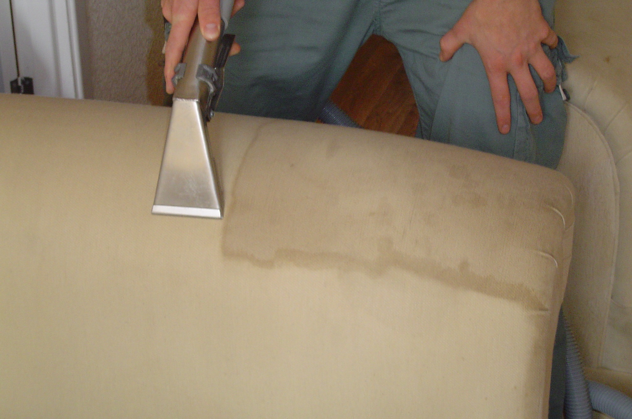 эффективное средство для чистки дивана в домашних условиях из ткани